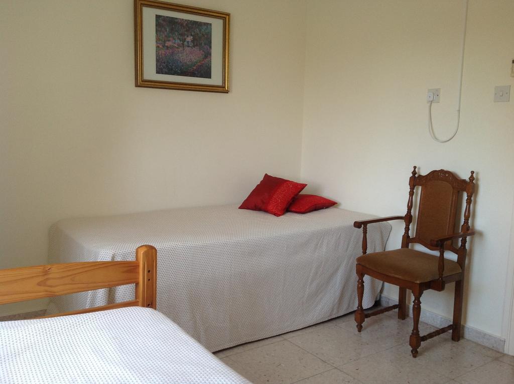 Paphos Townhouse Villa ภายนอก รูปภาพ