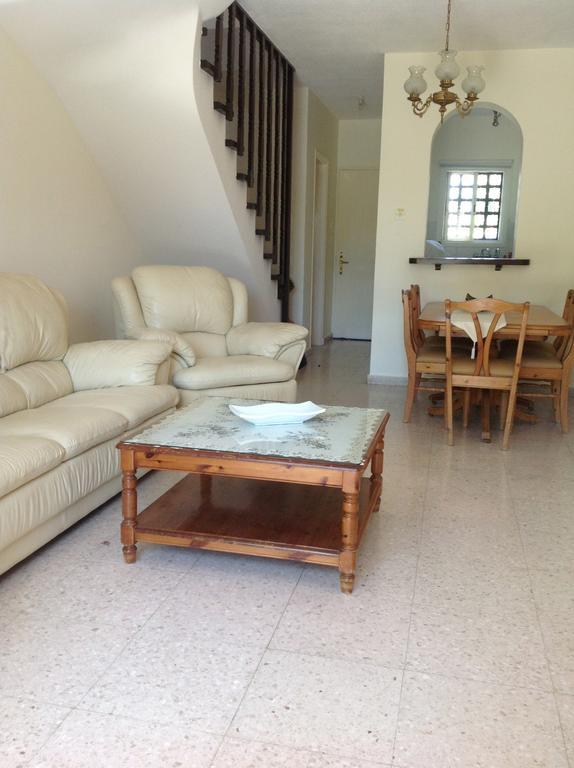 Paphos Townhouse Villa ภายนอก รูปภาพ